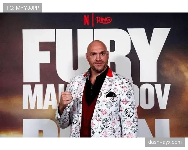 泰森·富里穿睡衣开劳斯莱斯去超市，保镖一脸尴尬笑死我